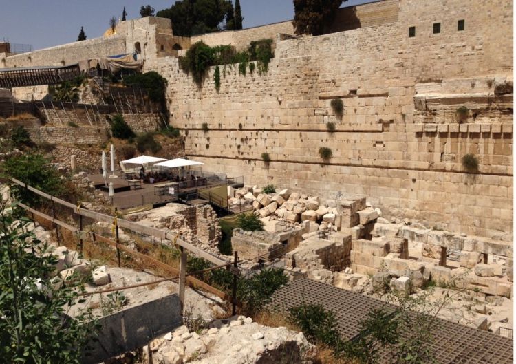מניחות תפילין בכותל - כדי לקדם נישואין אזרחיים