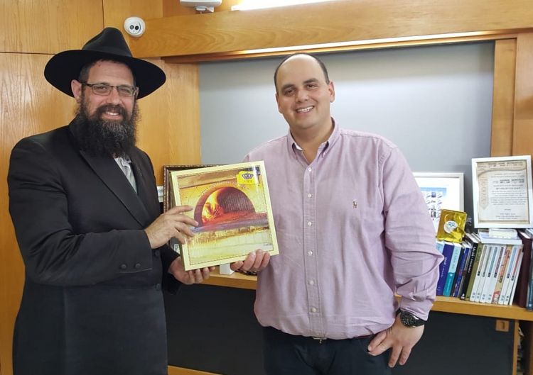 שליח המלך הביא מצות לראש העיר בת ים