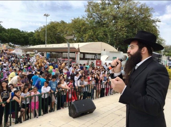 קרית גת: אלפי אנשים שמעו על מצוות החג בקרנבל פורים