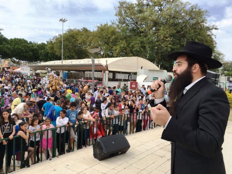 אלפי איש בקרנבל פורים, חב"ד ק"ג