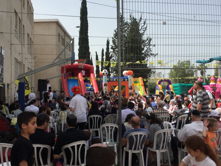 הקהל פורים של גאולה ב"מודעות" ר"ג