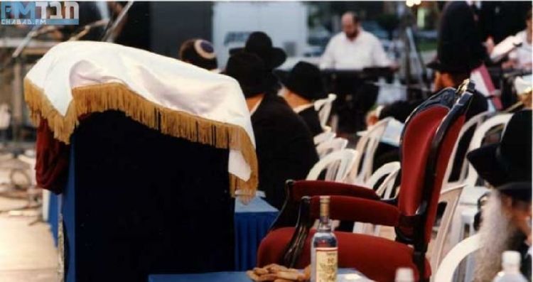 המלך כבר שם, מצפה להתגלות לעם.
