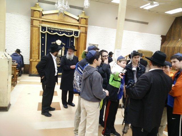 המבקרים משיקגו פגשו את השליח הרב טורין ב770