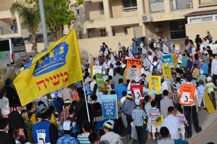 בית שמש • מעל 2000 ילדים בתהלוכת ל"ג בעומר בקרייה החרדית