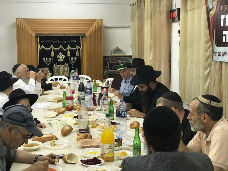 קרית גת • קהל מגוון בהתוועדות י"ב תמוז המרכזית בבית חב"ד