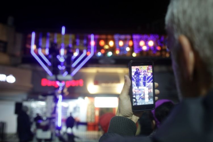 מעט מן האור פועל גאולה בעולם
