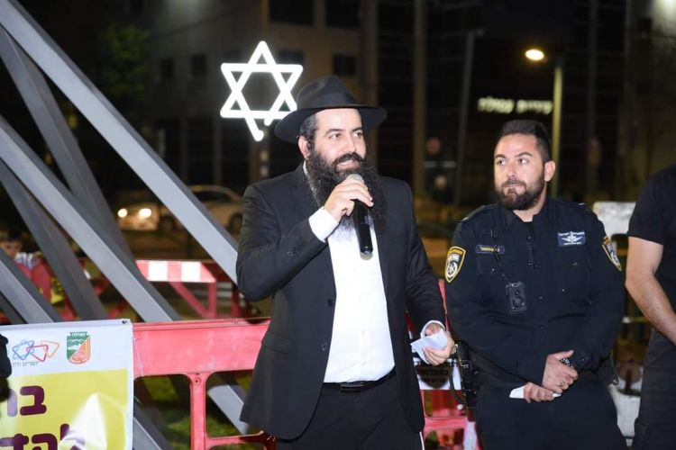 החנוכיה הגדולה בצפון הודלקה בעפולה בירת העמק