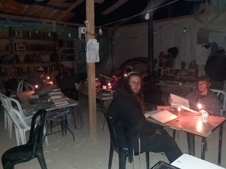 מקומם: תלמידי ישיבת חומש לומדים לאור נרות