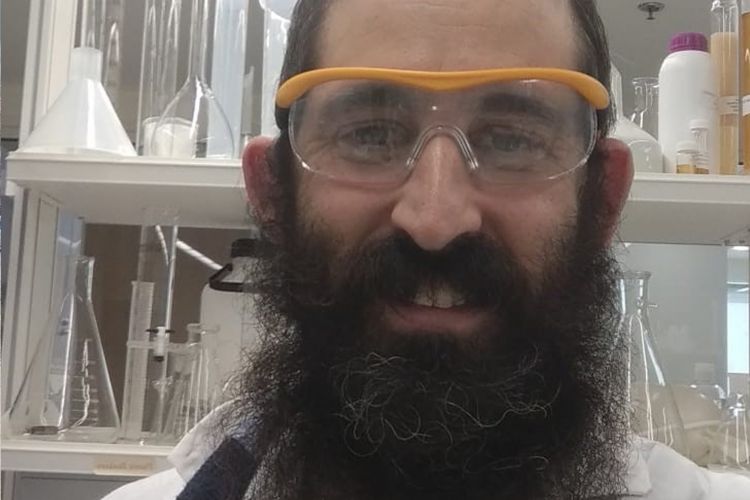 החיים החסידיים שהחלו משיעורי הכימיה