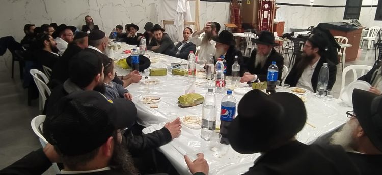 למרות התאונה: המשפיע הגיע להתוועדות