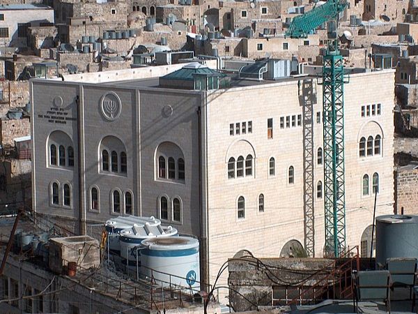 חברון: תלמיד ישיבה נפצע בפיגוע אבנים