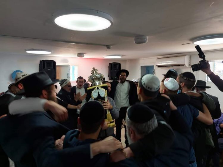 הרצליה: ספר תורה הוכנס לכפר הנוער