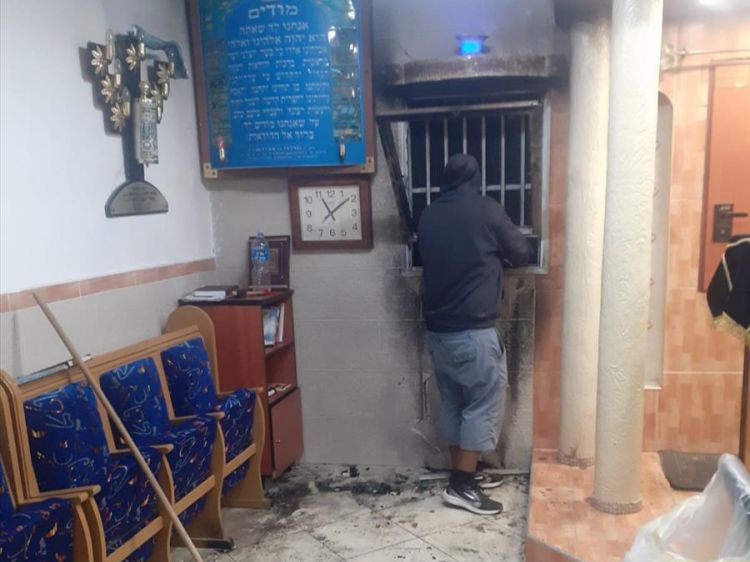 גל הטרור: מחבלים שרפו בית כנסת ברמלה