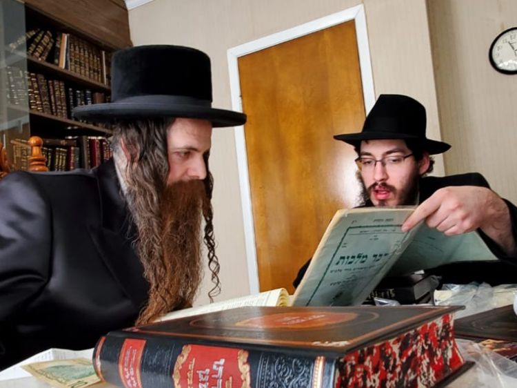 ניו יורק: האדמו"ר מאמשינוב קיבל את ה"דבר מלכות"