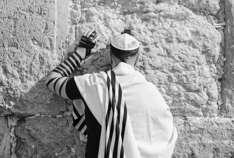 מול כל התחזיות: הנאיביות היהודית מנצחת