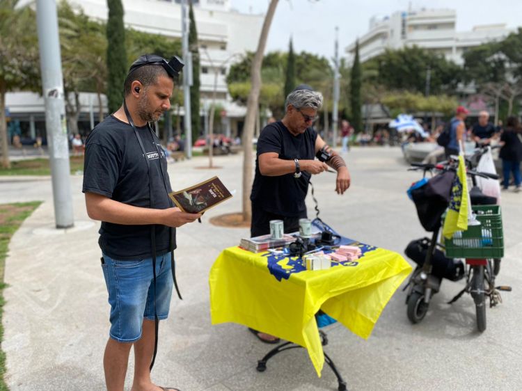עשרות הניחו תפילין במקום הפיגוע בתל אביב