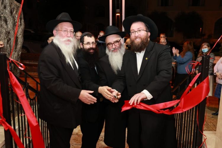 גם גדולי הרבנים מקבלים את המלכות