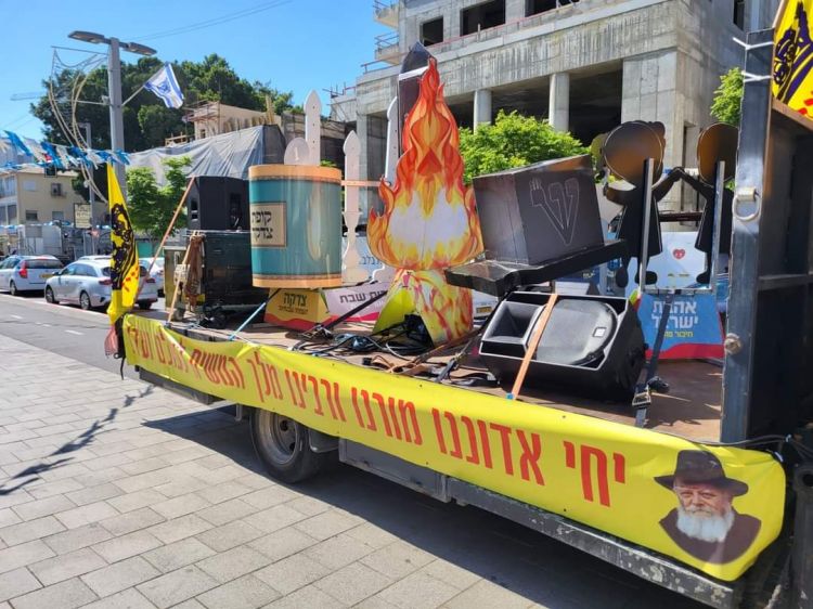 המסורת נשמרת בהרצליה: ילדים רבים בתהלוכה