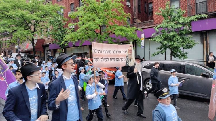 בחזית 770 צעדו עם מוצגי הגאולה