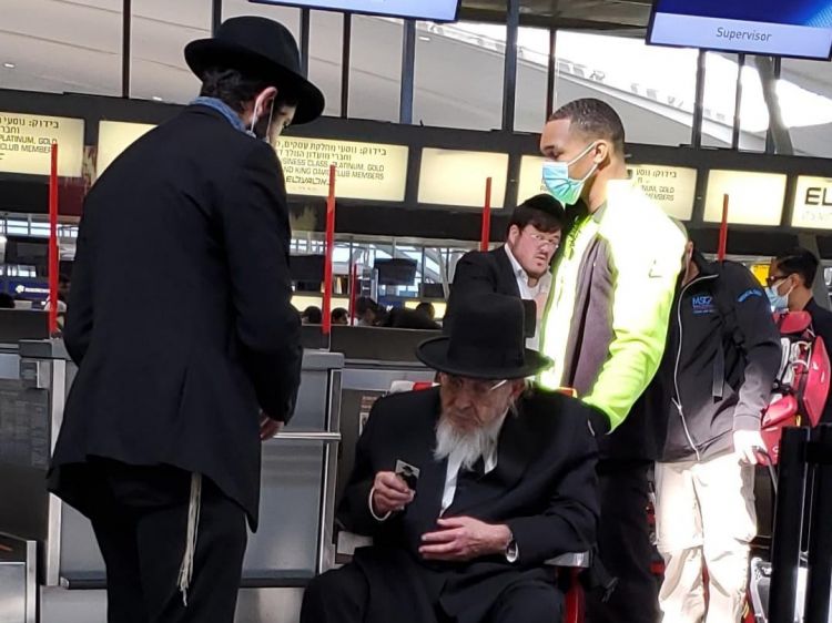 הרב ברוך מרדכי אזרחי בבית חב"ד שדה התעופה