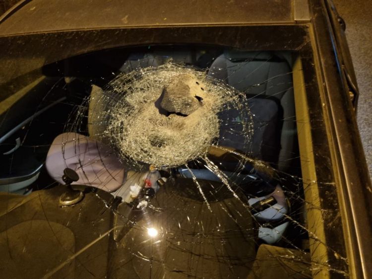 שומרון: אב ושני ילדיו הקטנים נפצעו בפיגוע אבנים