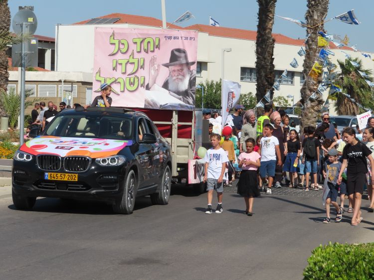 כמיטב המסורת: התהלוכה של בית חב"ד גוש קטיף