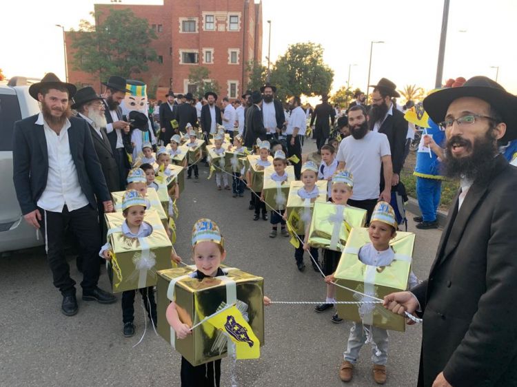 הראשונים להתגלות: ממראות התהלוכה בכפר חב"ד