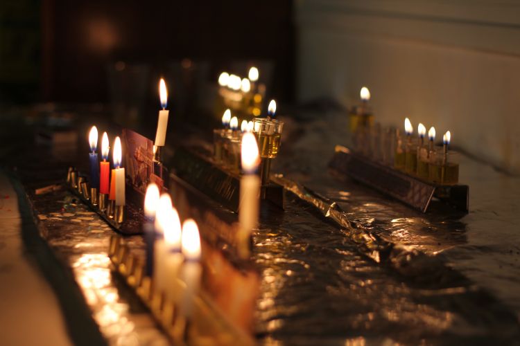 לשמוע את סיפורי החנוכייה