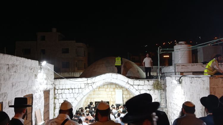מחבלים פתחו בירי לעבר יהודים בקבר יוסף | שלושה פצועים 