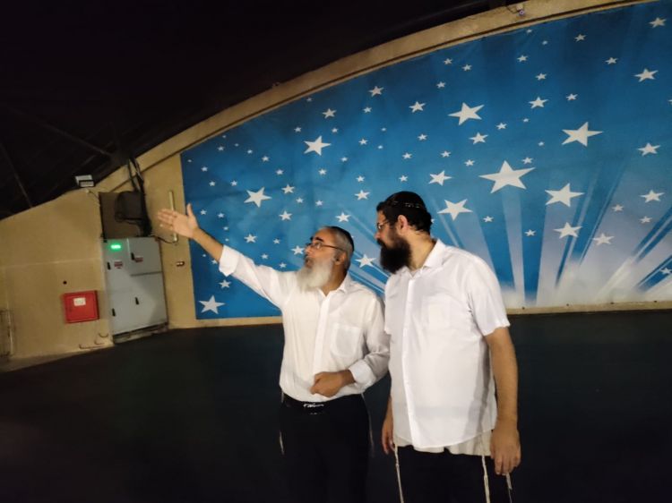 הכנות לקראת עצרת הענק: הצוות הלוגיסטי כבר באמפי