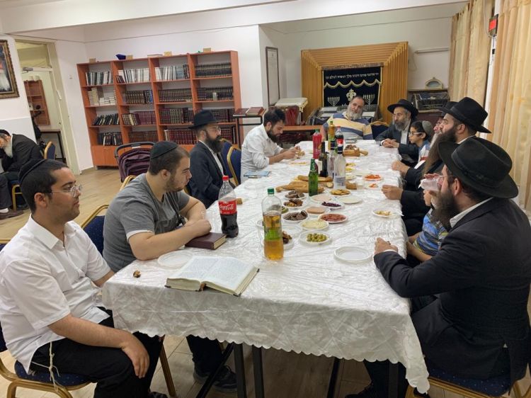 קרית גת: התוועדות כ' מנחם-אב בבית חב"ד