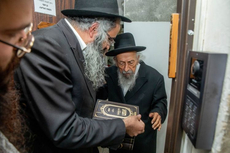 חוצה מגזרים: הרב בעדני קיבל את התניא למבקשי ה'