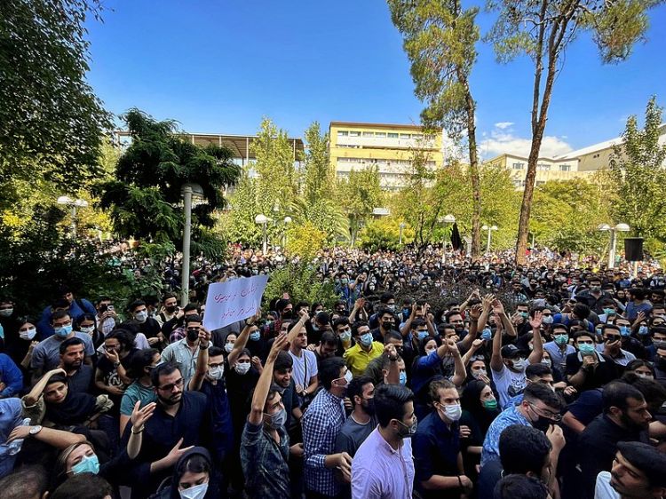 מלכויות מתגרות זו בזו: המהפכה באיראן ממשיכה