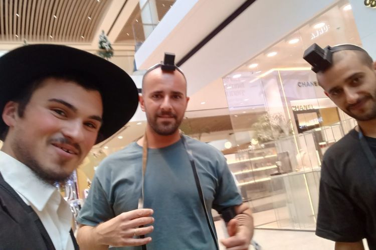 המנהל שתקף דוכן תפילין והנער שהדהים בתשובה הלכתית: הרב הרטמן בראיון לעמי מימון
