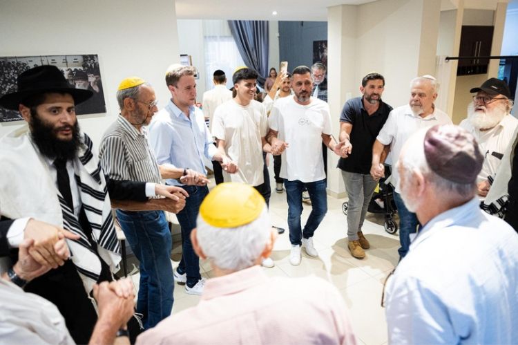 נמיביה: בן 72 ערך ברית מילה במהלך הברית לבנו של השליח