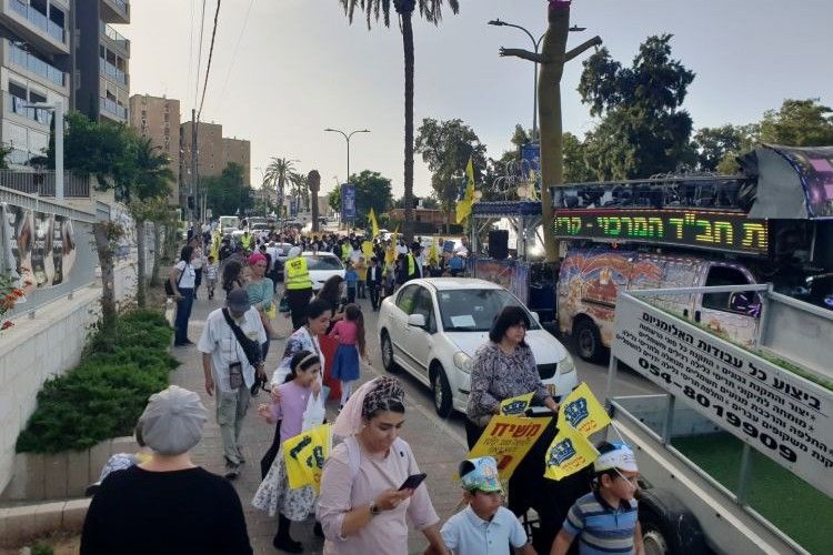 קרית גת: אלפי ילדים והורים בתהלוכה המרכזית