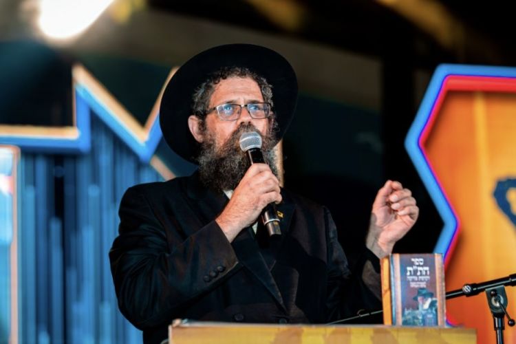 העצרת שמצהירה לכל באי עולם: חי וקיים // ריאיון