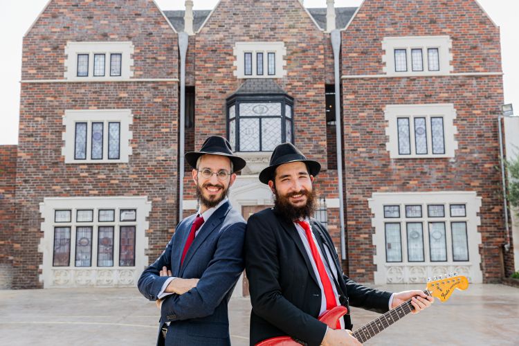 שמחה פרידמן וברק גרוסברג במסע ברחבי הארץ: ניגון 770