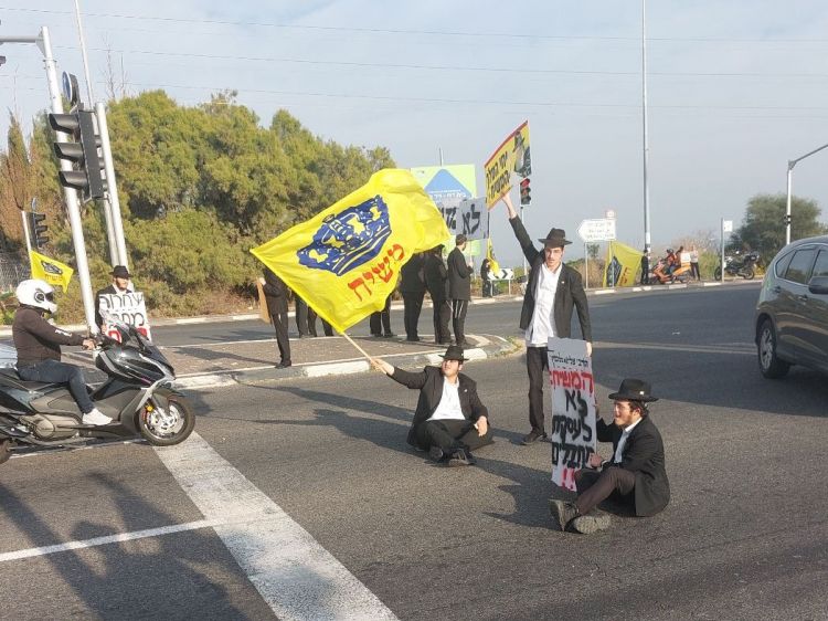 סמוך לכפר חב"ד התקיימה הפגנה נגד העסקה