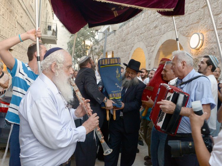 התורה - בכל פרט מחיי היהודי