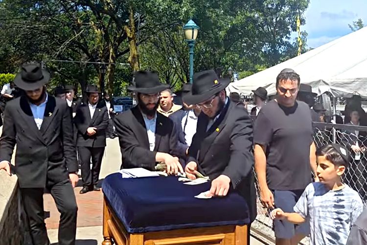 מאות רבות במעמד חלוקת השטרות לצדקה