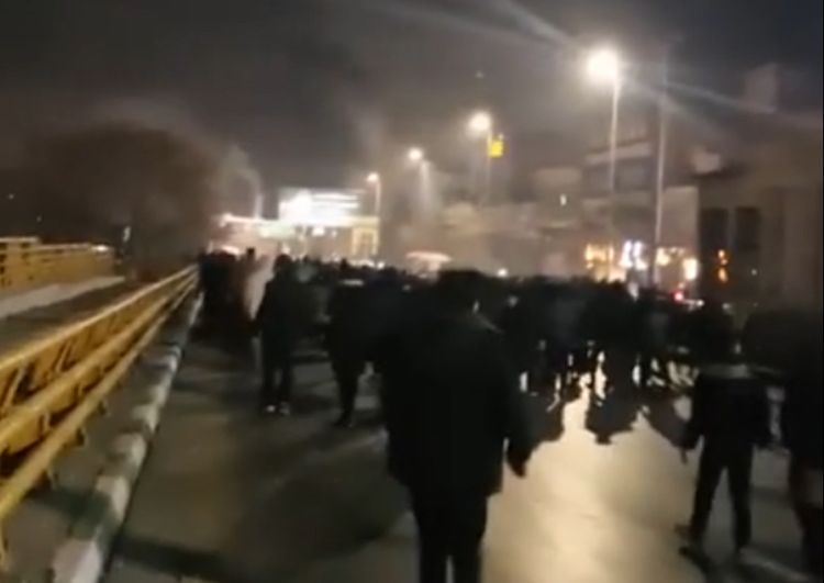 איראן בוערת: סימני קריסת הממשל בהפגנות הגדולות