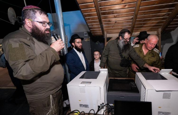 "כל מקום שכף רגל של חייל יהודי דורכת בו אנחנו מדפיסים תניא"