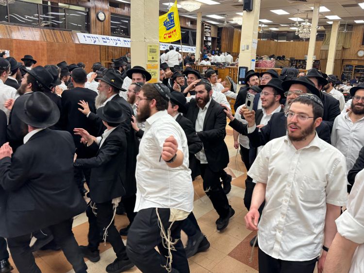 משנכנס אדר: ריקודי מרבין בשמחה ב770