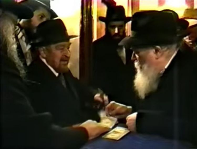 פרסום ראשון! | שעתיים של חלוקת דולרים מהרבי שליט"א מלך המשיח