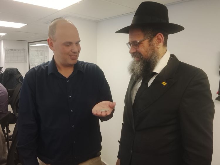 בת ים: השליח העניק משלוח מנות לראש העיר בחמ''ל העירוני