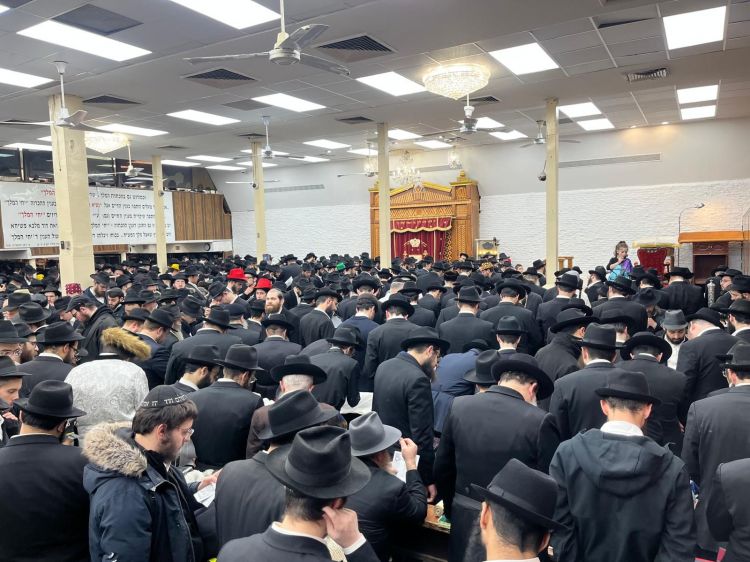 שמחה של גאולה בקריאה המגילה ב770