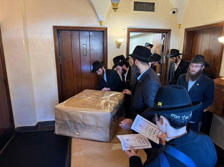 השלוחים והנציגים קיבלו בהתרגשות את המצות לסדרים