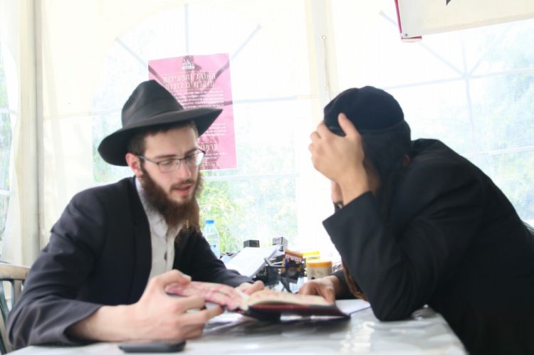 רק להאמין או גם לחכות?