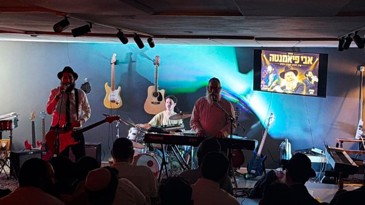 ביום השנה - מופע מוזיקלי מושקע לזכר ר' אבי פיאמנטה בבית חב"ד המרכזי ברמת גן